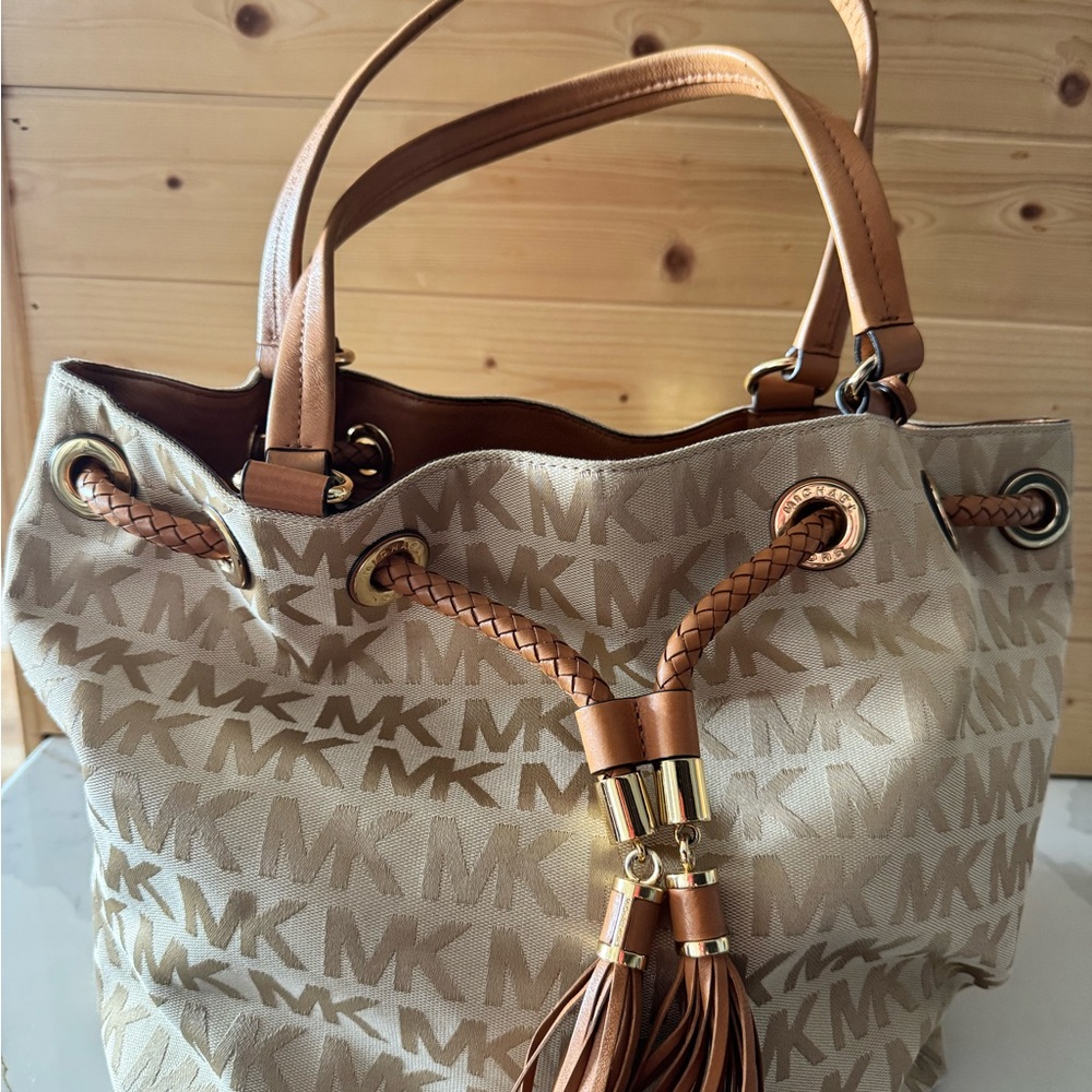 Michael Kors Bucket drawstring satchel bag - size approx 12 h and 16 w